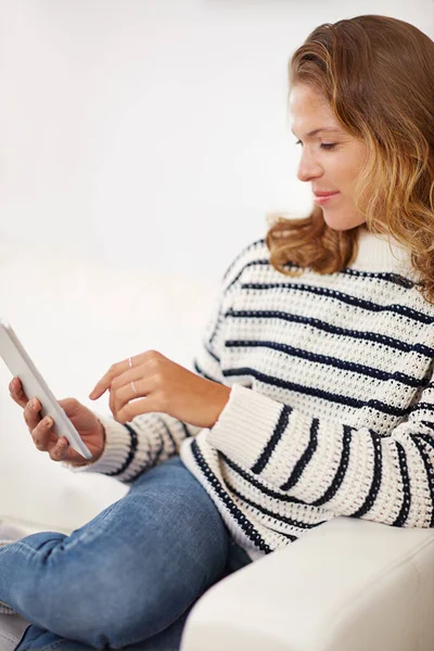 Añadiendo una nueva entrada a su microblog. Fotografía de una joven usando su tableta digital en casa. — Foto de Stock