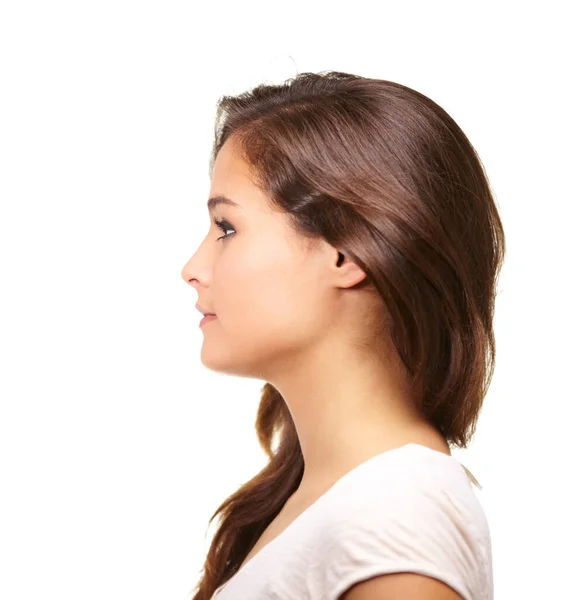 Perfil perfecto. Perfil de una hermosa joven morena posando sobre un fondo blanco. —  Fotos de Stock