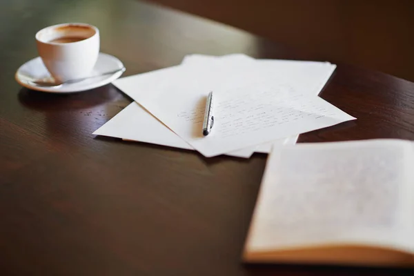 Aparatos de autores. Tiro de papelería y una taza de café en un escritorio. — Foto de Stock
