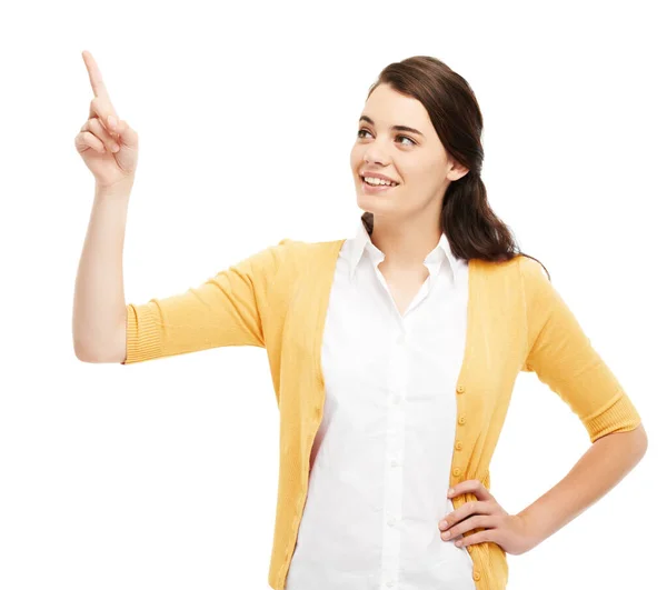 Pekar mot svaret. Attraktiv ung kvinna pekar uppåt mot en vit bakgrund. — Stockfoto
