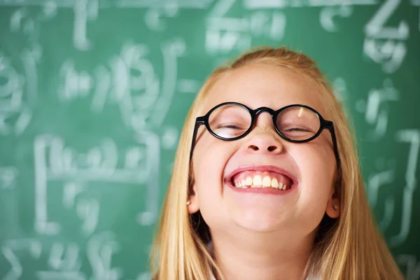 Geniet van school. Een schattig blond meisje lachen in de klas. — Stockfoto