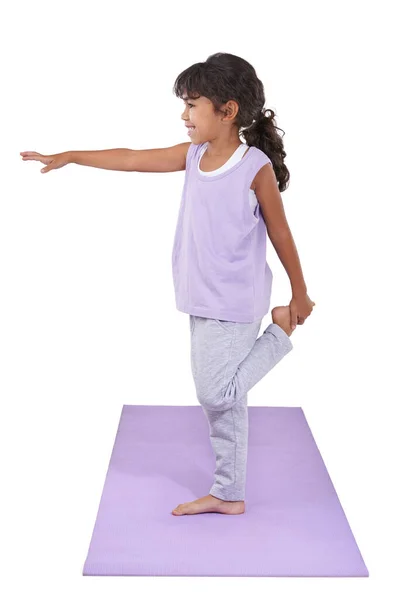 Su madre la introdujo al yoga. Una niña adorable practicando yoga. — Foto de Stock