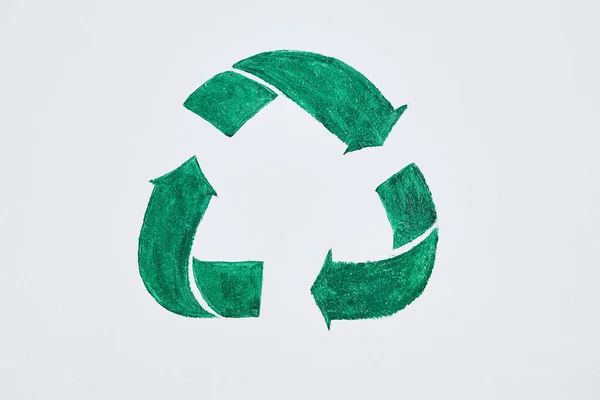 意味がない、それを緑に保つ。壁に描かれた緑のリサイクルシンボルのショット. — ストック写真