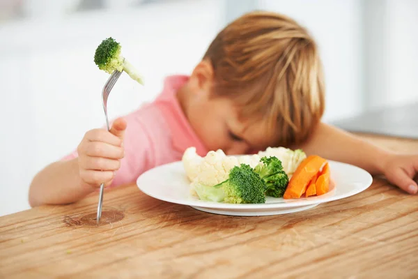 除了西兰花什么都没有一个小男孩非常不喜欢吃蔬菜. — 图库照片
