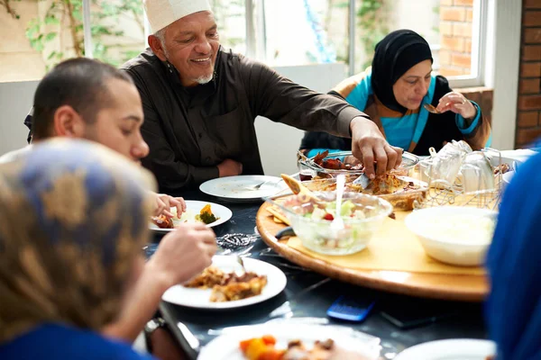 La nourriture rassemble la famille. Tourné d'une famille musulmane mangeant ensemble. — Photo