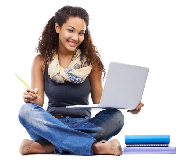 Ela é uma aluna normal. Estúdio tiro de uma mulher estudando em um laptop isolado em branco. — Fotografia de Stock