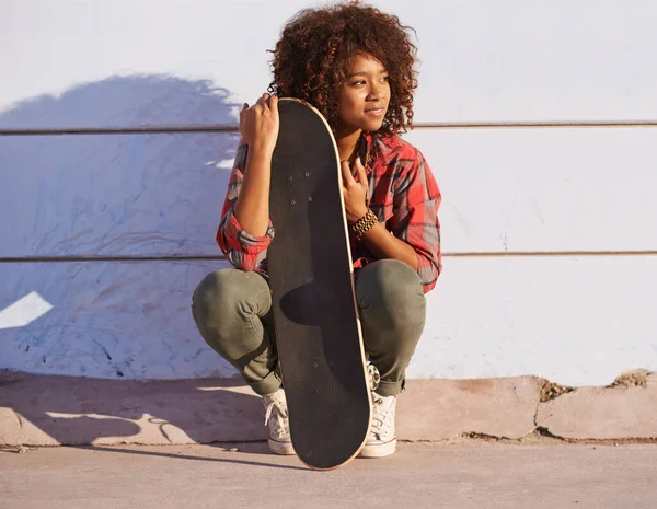 Perché camminare quando si può pattinare. Girato di una giovane donna fuori skateboard in città. — Foto Stock