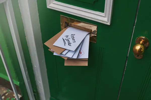 Tu as du courrier. Plan recadré de lettres dans une boîte aux lettres. — Photo