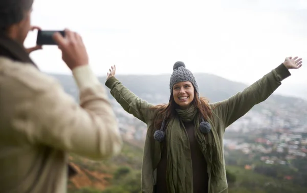 Asegúrate de tener la vista. Una joven pareja tomando una foto mientras caminan por las montañas. — Foto de Stock