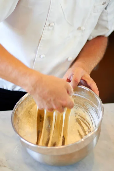 N'allez pas trop loin. Tir d'un boulanger pétrissant la pâte dans un bol. — Photo