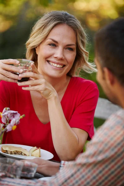 他一直让我笑个不停拍了一对快乐的年轻夫妇享受外面的晚餐. — 图库照片