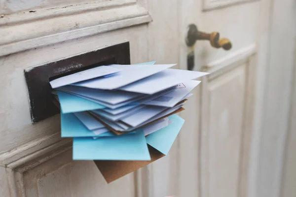 Γεμάτο μαρμελάδα με το ταχυδρομείο. Καλλιεργημένη φωτογραφία γραμμάτων σε γραμματοκιβώτιο. — Φωτογραφία Αρχείου