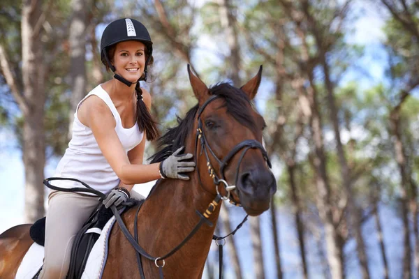 Hästkärlek. En attraktiv ung kvinna på hästryggen. — Stockfoto