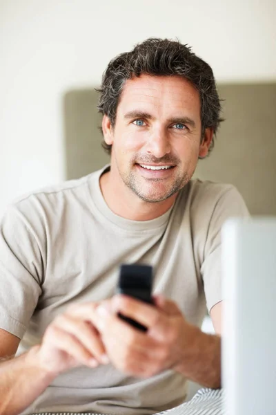 Mądry człowiek z komórką. Portret przystojnego mężczyzny wysyłającego SMS-a przez komórkę. — Zdjęcie stockowe