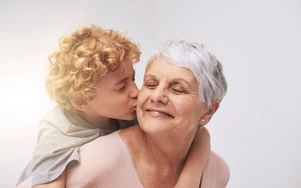 Seni çok seviyorum, büyükanne. Küçük bir çocuğun büyükannesini yanağından öpmesi.. — Stok fotoğraf
