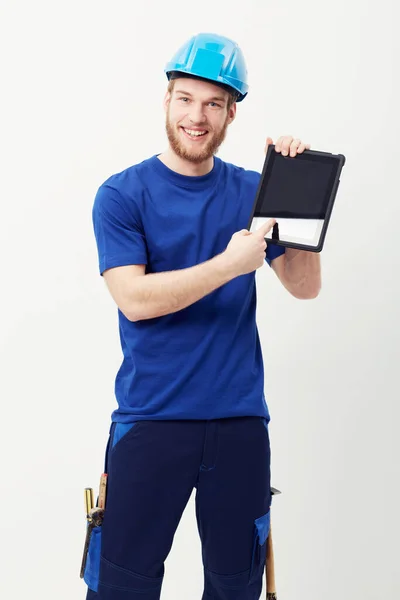 Digital technology makes construction easy. Portrait of a happy young man showing you a digital tablet. — Stock Photo, Image