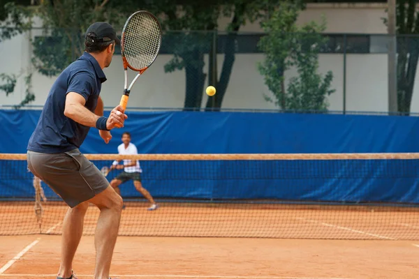 Deras vänner och stora rivaler på planen. Två manliga tennisspelare på planen. — Stockfoto