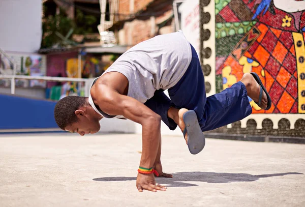卡波伊拉文化。城市背景下的年轻男子霹雳舞者的低角度镜头. — 图库照片