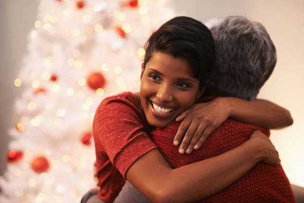 Gracias por otra Navidad especial. Una mujer mayor recibiendo un abrazo de su hija en Navidad. —  Fotos de Stock