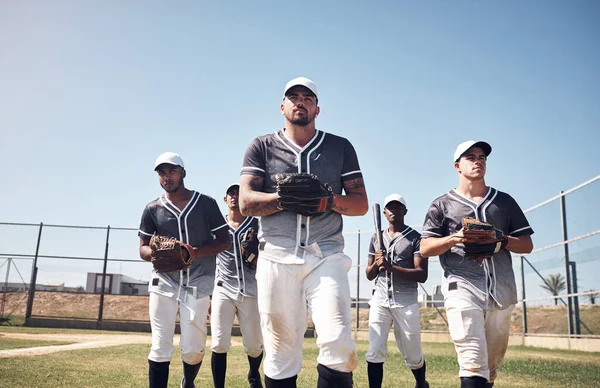 Les champions sont là. Prise de vue d'un groupe de jeunes hommes marchant sur un terrain de baseball. — Photo