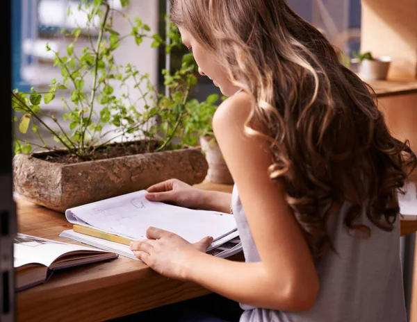 Studiare in un ambiente tranquillo. Una giovane donna attraente che studia in una caffetteria. — Foto Stock