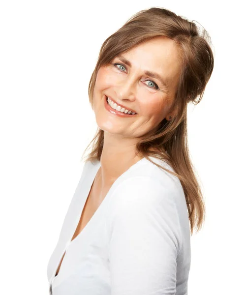 Belleza madura. Retrato de estudio de una hermosa mujer madura sonriendo a la cámara. — Foto de Stock