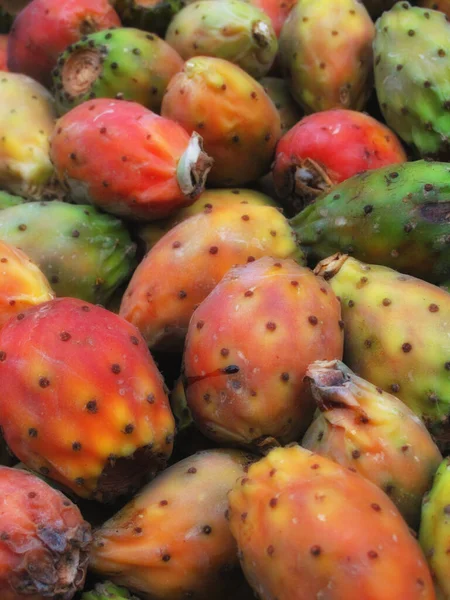 Uma foto de frutas de cacto em um mercado. Uma foto de frutos de cacto em um mercado. — Fotografia de Stock