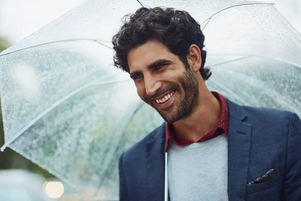 Imádja az esőt. Vágott kép egy jóképű fiatal üzletemberről, aki reggel ingázik az esőben.. — Stock Fotó