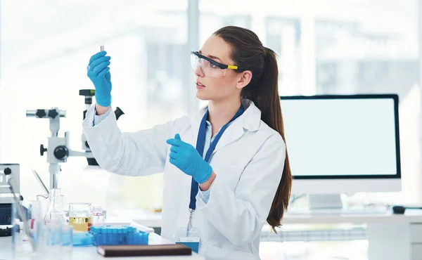 - İşte burada. Odaklanmış genç bir kadın bilim adamının gündüz vakti laboratuvarda kimyasalları karıştırırken görüntüsü.. — Stok fotoğraf
