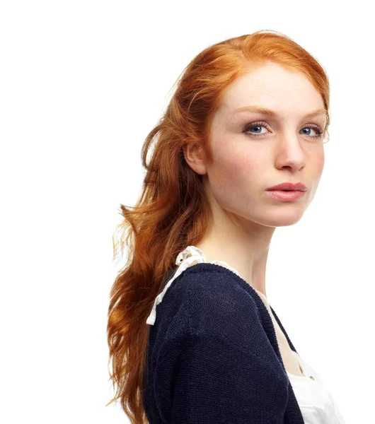 情熱的で燃える。白に隔離された魅力的な赤毛のスタジオ肖像画. — ストック写真