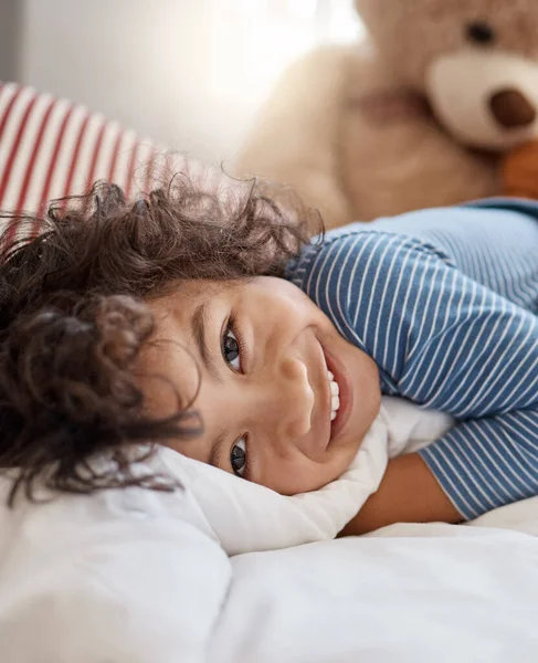 De wereld zien zoals hij dat doet. Portret van een schattige jonge jongen ontspannen op zijn bed thuis. — Stockfoto