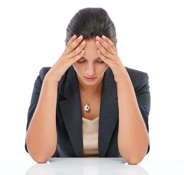 Zu viel... Stress. Studioaufnahme einer gestressten Geschäftsfrau isoliert auf Weiß. Stockfoto