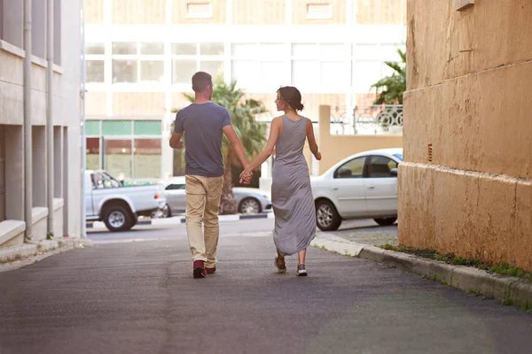 Amante urbano. Tiro de um jovem casal dando um passeio ao ar livre. — Fotografia de Stock