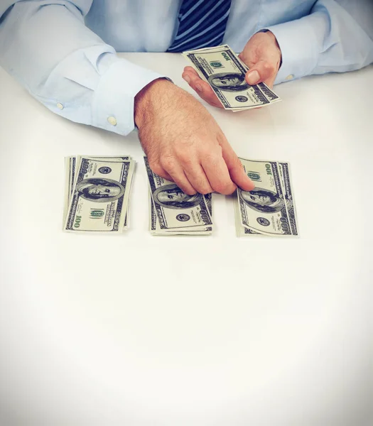 Zählen seines Geldes. Schnappschuss eines Mannes, der amerikanisches Geld zählt. — Stockfoto