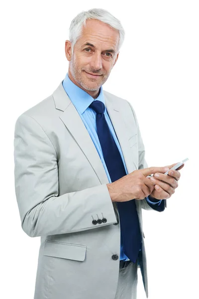 Du kan nå mig när du vill. Studio porträtt av en mogen affärsman med hjälp av en mobil isolerad på vit. — Stockfoto