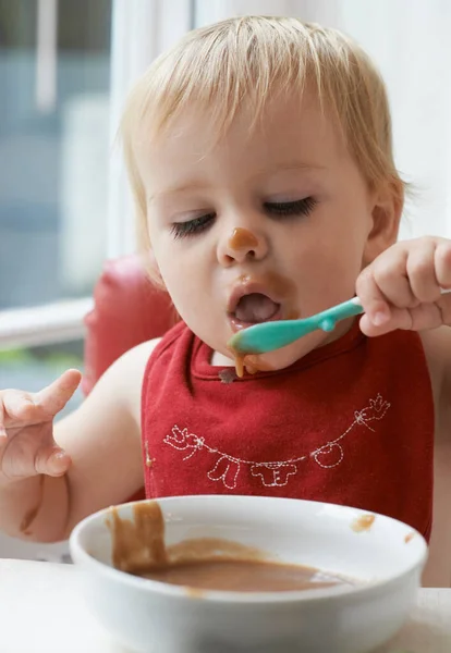 Mi piace molto il mio pasto. Un bambino che si nutre. — Foto Stock