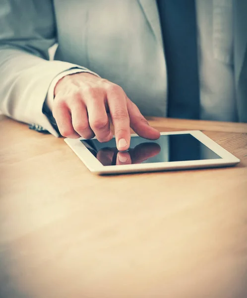 Tomando notas en su tableta digital. Recorte de un hombre de negocios usando una tableta digital durante una reunión. — Foto de Stock