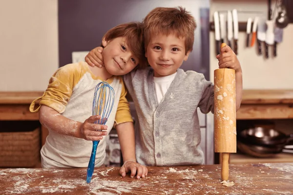 Pečeme jako tým. Vystřižený záběr dvou mladých bratrů pečoucích v kuchyni. — Stock fotografie