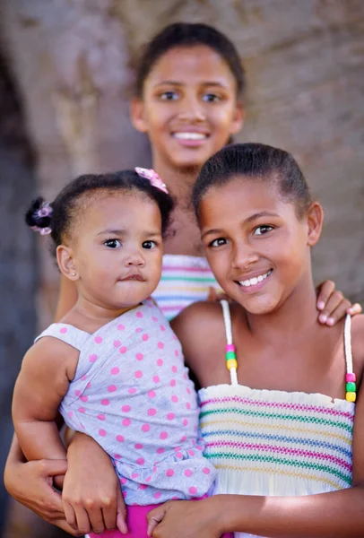 Kardeşler arasındaki bağ güçlüdür. Dışarıda birlikte duran üç genç kız kardeşin kesilmiş portresi.. — Stok fotoğraf