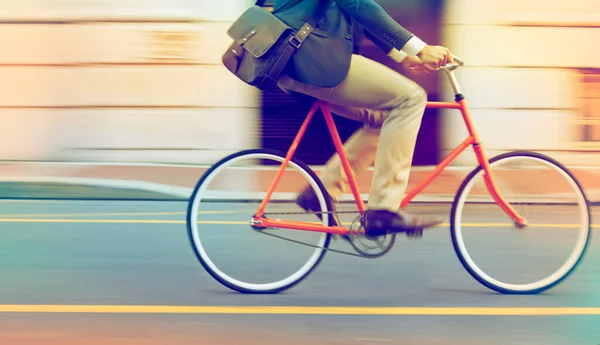 A acelerar pelas ruas. Tiro cortado de um homem andando de bicicleta pela cidade. — Fotografia de Stock