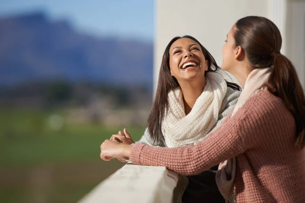 A amizade eleva a alma. Duas mulher encantadora ter uma conversa em uma varanda. — Fotografia de Stock