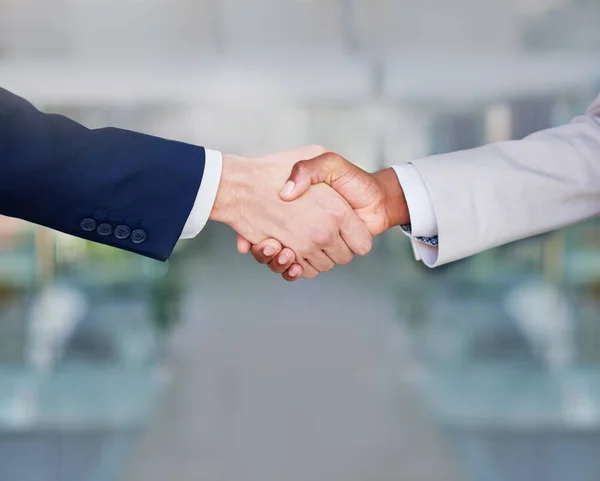 Genial hacer negocios juntos. Disparo de dos empresarios estrechando la mano. — Foto de Stock