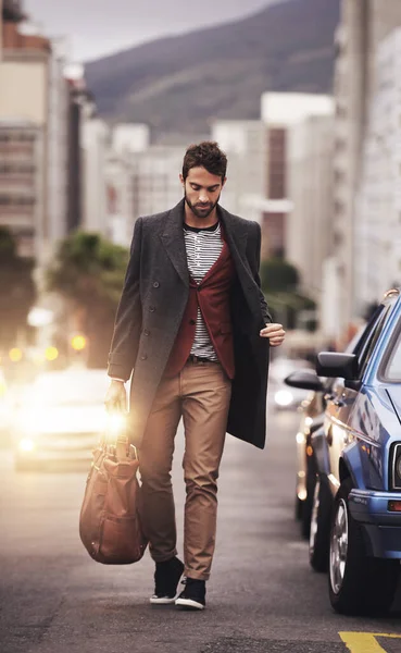 Parece elegante na cidade. Tiro de comprimento total de um jovem elegante caminhando pela cidade. — Fotografia de Stock