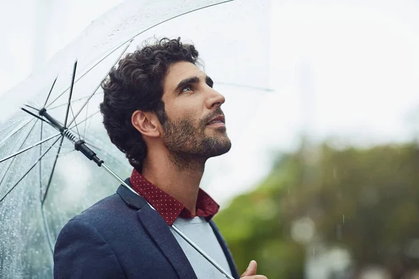To je krásný den. Vystřižený záběr pohledného mladého podnikatele na jeho ranní dojíždění v dešti. — Stock fotografie