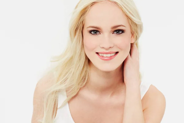 Täydellisyyden kasvot. Muotokuva kaunis hymyilevä blondi. — kuvapankkivalokuva