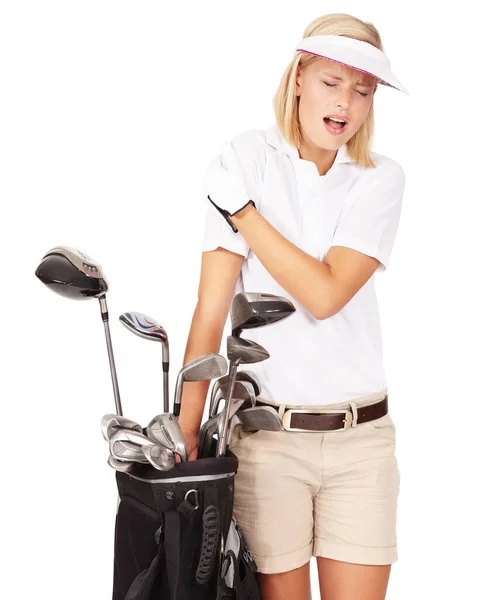 Ich hätte es mir bei diesem letzten Rückschwung leichter machen sollen. Studioaufnahme einer Golferin, die ihre verletzte Schulter isoliert auf Weiß reibt. — Stockfoto