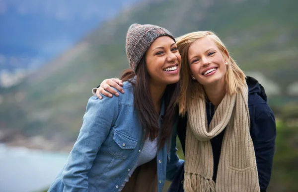 Riscaldare la giornata con amicizia e risate. Due giovani donne felici sorridenti sulla spiaggia. — Foto Stock