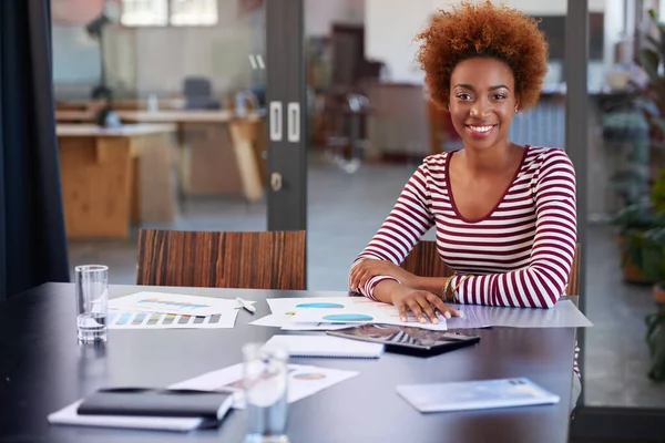 Le succès est génial. Portrait d'une jeune femme d'affaires assise à une table dans un bureau. — Photo