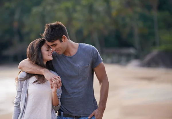 Viskande söta ingenting. Ett kärleksfullt ungt par på en lugn och lugn strand. — Stockfoto