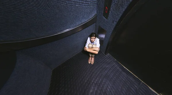 Não há nada a fazer a não ser esperar. Tiro distorcido de uma jovem presa num elevador. — Fotografia de Stock
